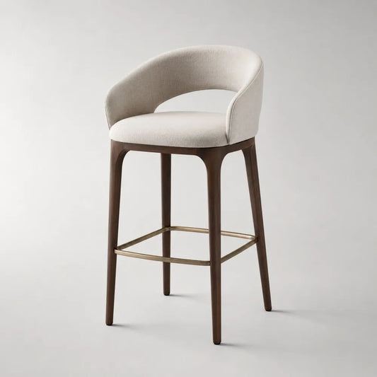 Sgabello da bar imbottito in tessuto beige con schienale, struttura in legno marrone e poggiapiedi in metallo, 55 x 53 x 94 cm