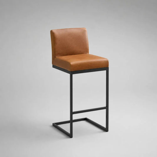 Sgabello da bar alto in similpelle marrone cognac con schienale, poggiapiedi e telaio in acciaio nero, 46 x 52 x 103 cm