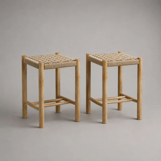 Set di 2 sgabelli da bar in legno massello con seduta quadrata intrecciata, legno naturale e beige, 40 × 40 × 70 cm