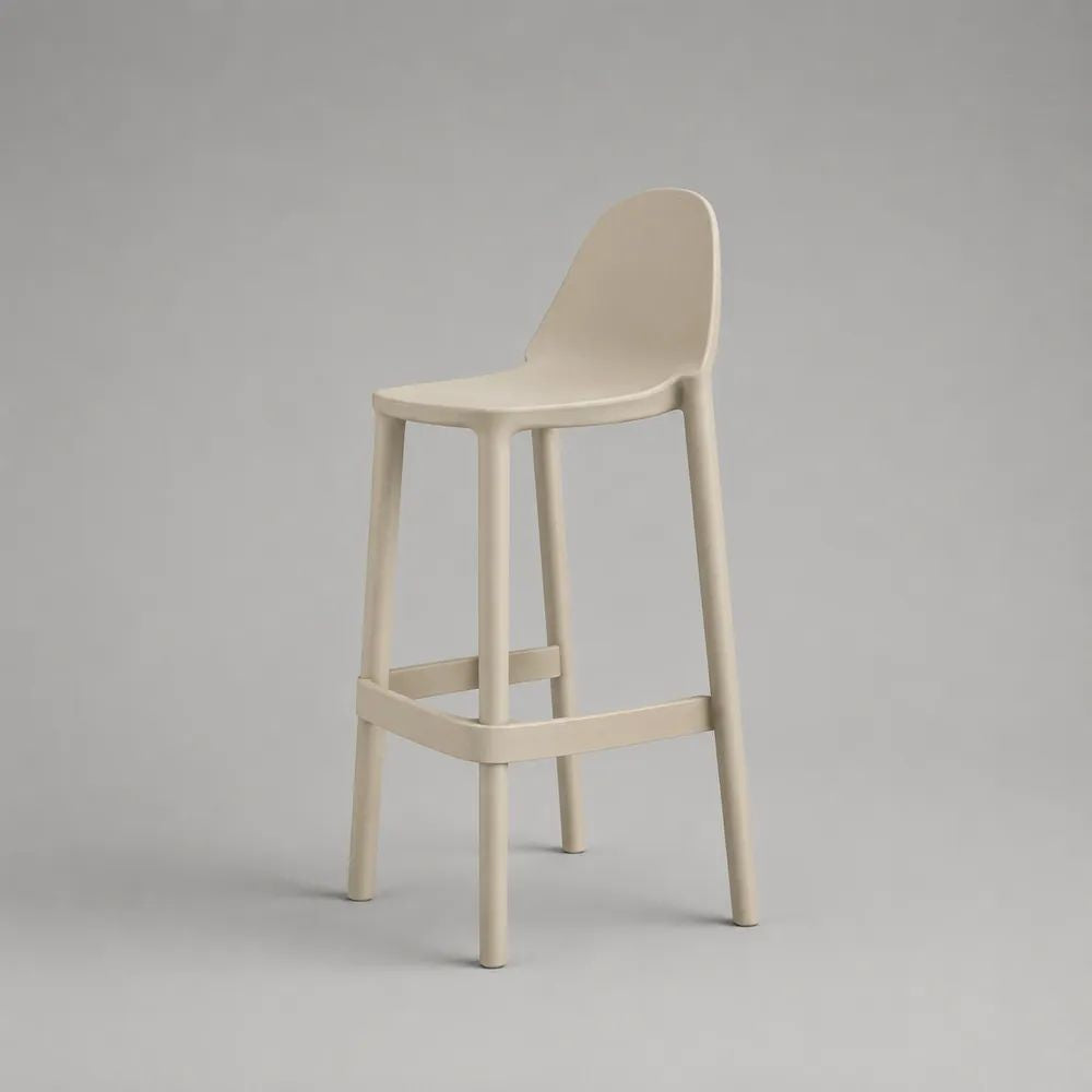 Sgabello da bar alto in polipropilene beige con schienale sagomato e poggiapiedi, 48 x 51 x 100 cm