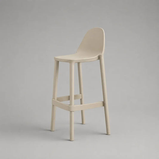 Sgabello da bar alto in polipropilene beige con schienale sagomato e poggiapiedi, 48 x 51 x 100 cm