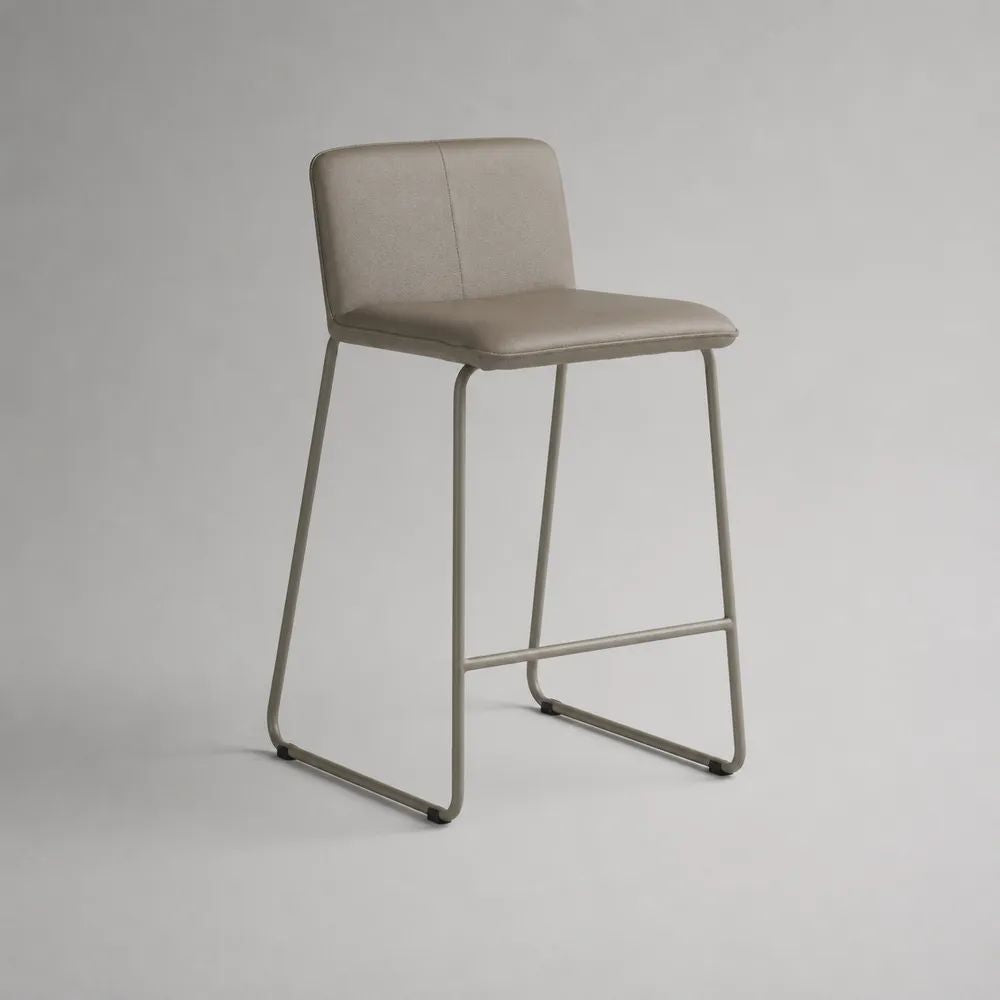 Sgabello da bar in similpelle beige e metallo tortora con schienale e poggiapiedi, 48 x 52 x 94 cm, seduta alta 68 cm