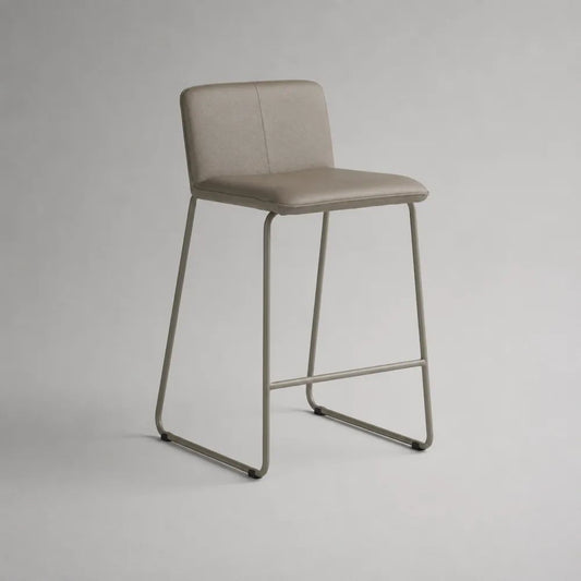 Sgabello da bar in similpelle beige e metallo tortora con schienale e poggiapiedi, 48 x 52 x 94 cm, seduta alta 68 cm